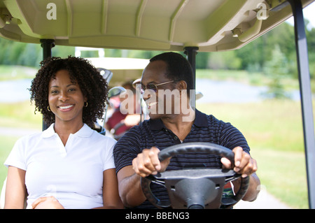 Porträt des Paares im Golf-Cart fahren Stockfoto