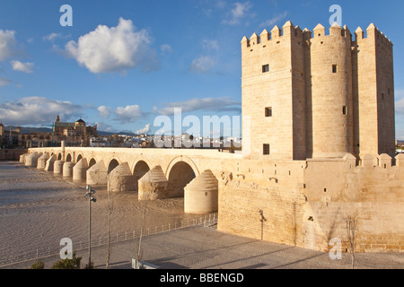 Calahorra Turm und Puente Romano oder römische Brücke über den Guadalquivir in Córdoba Spanien Stockfoto