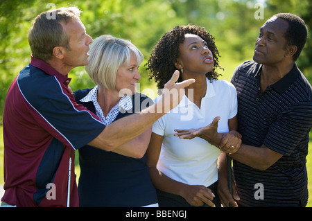 Paare im Chat auf Golfplatz Stockfoto