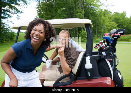 Mann, die Frau die Hand zu küssen, am Golfplatz Stockfoto