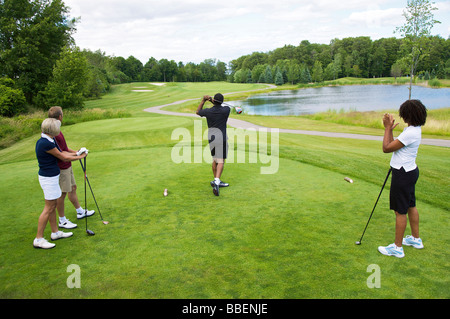 Gruppe von Menschen, die Golf spielen Stockfoto