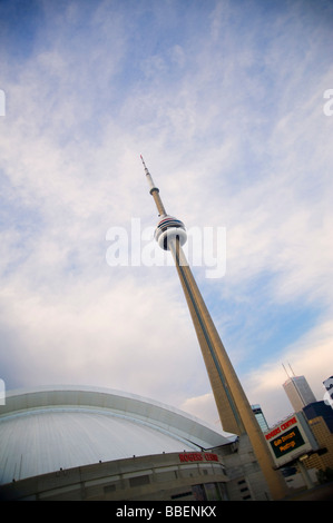 Rogers Centre und der CN Tower in Toronto, Ontario, Kanada Stockfoto