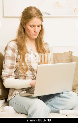 Frau mit Laptop-Computer Stockfoto