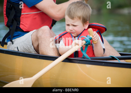 Kind, Paddeln im Kanu, Spokane River, Spokane, Washington Stockfoto