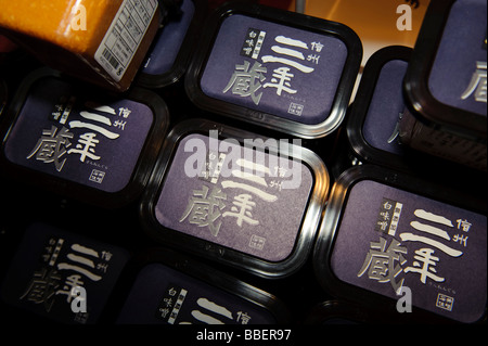 Miso auf Verkauf im Fabrikladen an Ishii Miso, Matsumoto, Japan, 19. Mai 2009. Stockfoto