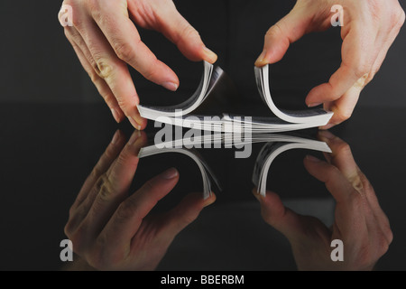 Hände, die Mischen von Spielkarten Stockfoto