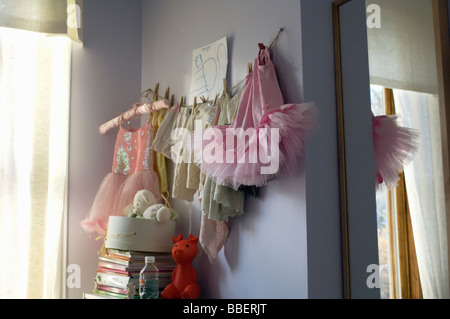 Kleine Mädchen Kleider hängen an einer Wand, Montreal, Quebec Stockfoto