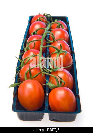 Pflaumentomate Rispe in schwarz verkaufen Box rot grün schwarz weißen Hintergrund Plumtomatoes Tast lecker gesund Gesundheit feine Mini Essen Stockfoto