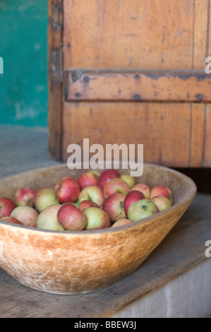 Äpfel in alten Korb Stockfoto