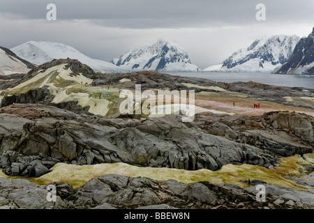 Reisende auf dem Grat Eis gefärbt durch Bakterienwachstum, Booth Island in die Ferne, Lemaire-Kanal, Petermann Island, Antarktis Stockfoto