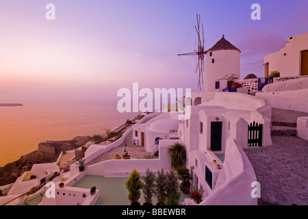 Blick vom Dorf Oia thront auf steilen Klippen, bei Sonnenuntergang, Santorini, Griechenland. Stockfoto