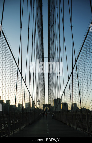 Erhöhte Fußgängersteg über die Brooklyn Bridge in New York City Stockfoto