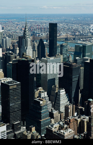 Luftaufnahme des Chrysler Building überragt die umliegenden Gebäude, New York City Stockfoto