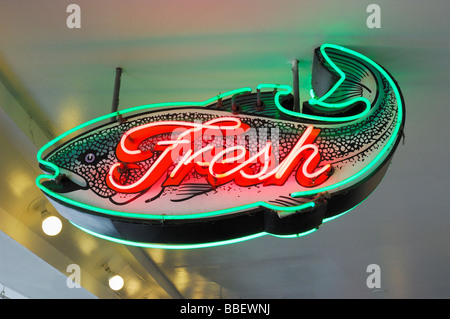 Frischer Fisch Leuchtreklame am Pike Place Market in Seattle, Washington Stockfoto