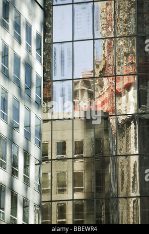 Reflexion des Gebäudes auf Witwen aus Stahl und Glas hohe Aufstieg Bürogebäude, beschnitten Stockfoto