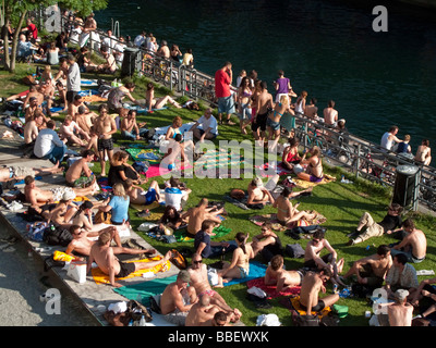 Freibad am Fluss Limmat Menschen Sonnen Zürich Letten Stockfoto