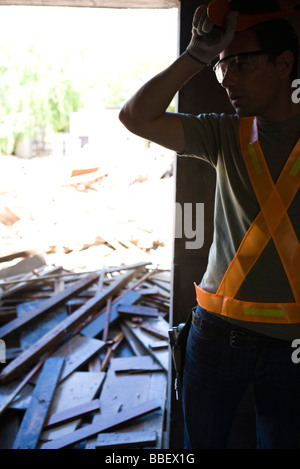 Arbeiter anhalten Bauarbeiten, Hand auf Stirn Stockfoto