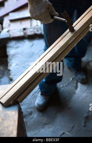 Arbeiter Hämmern Holz Stockfoto