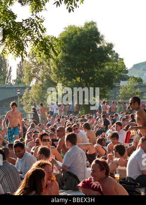 Freibad am Fluss Limmat Menschen Sonnen Zürich Letten Stockfoto