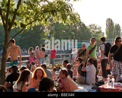 Freibad am Fluss Limmat Menschen Sonnen Zürich Letten Stockfoto