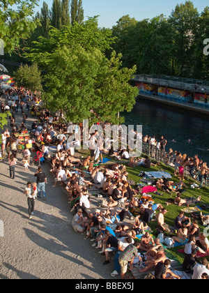 Freibad am Fluss Limmat Menschen Sonnen Zürich Letten Stockfoto