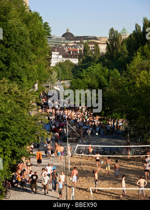 Freibad am Fluss Limmat Beachvolleyball Leute Sonnen Zürich Letten Stockfoto