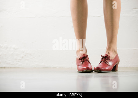Frau mit roten Schuhen Stockfoto