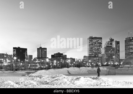 Skater an The Forks Winter Park und Stadt Skyline, Gabeln, Winnipeg, Manitoba Stockfoto