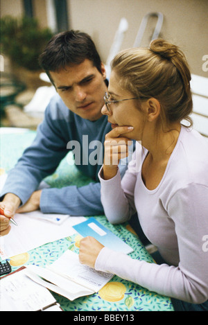 Ehepaar sitzt am Tisch, Rechnungen Stockfoto