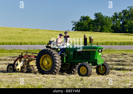 Bauer und seine Frau auf John Deere 3010 Diesel-Traktor im Harrison County Imdiana Stockfoto