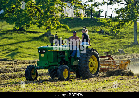 Bauer und seine Frau auf John Deere 3010 Diesel-Traktor im Harrison County Indiana Stockfoto