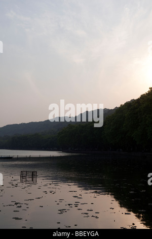 Ein Sonnenuntergang ist über Westsee in Hangzhou in China gesehen. Stockfoto