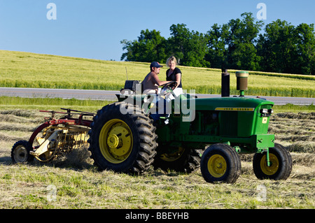 Bauer und seine Frau auf John Deere 3010 Diesel-Traktor im Harrison County Indiana Stockfoto