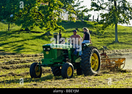 Bauer und seine Frau auf John Deere 3010 Diesel-Traktor im Harrison County Indiana Stockfoto