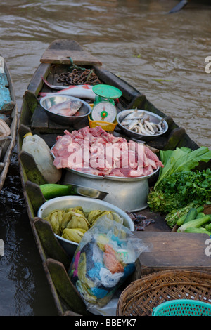 Essen-Boot auf dem schwimmenden Markt Phong dien Stockfoto