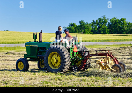 Bauer und seine Frau auf John Deere 3010 Diesel-Traktor im Harrison County Indiana Stockfoto