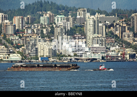 Schlepper ziehen Lastkahn mit Tanker Autos am Burrard Inlet in Vancouver British Columbia Kanada Stockfoto