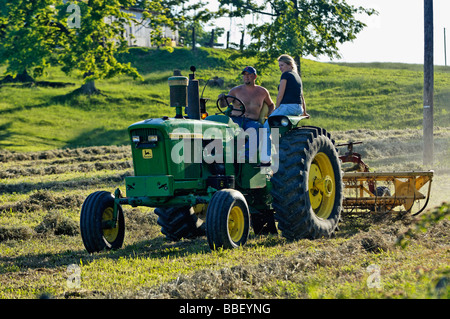 Bauer und seine Frau auf John Deere 3010 Diesel-Traktor im Harrison County Indiana Stockfoto