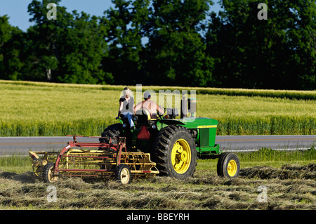 Bauer und seine Frau auf John Deere 3010 Diesel-Traktor im Harrison County Indiana Stockfoto