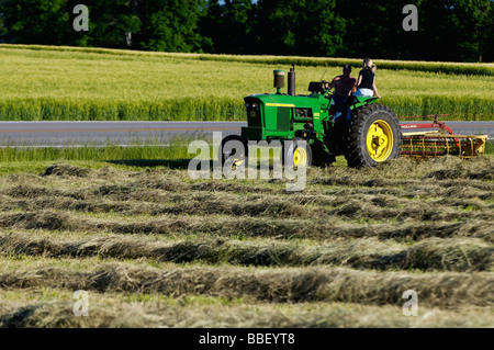 Bauer und seine Frau auf John Deere 3010 Diesel-Traktor im Harrison County Indiana Stockfoto