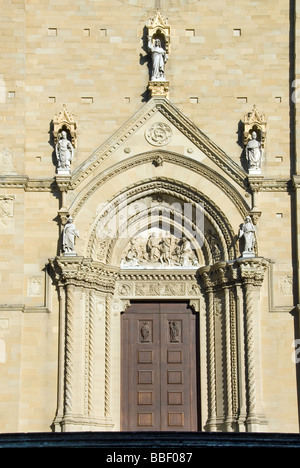 Eingangsportal und Detail der Fassade des Arezzo Duomo (Dom) Stockfoto