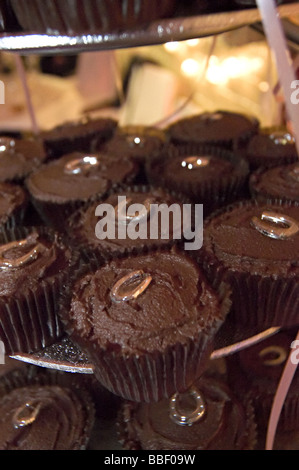 Cup Cake mit Hufeisen auf der Oberseite wie eine Hochzeitstorte Stockfoto