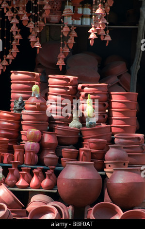 Terrakotta Keramik zum Verkauf bei Ausstellung des indischen Restaurants in Thiruvananthapuram Trivandrum Kerala Indien Stockfoto