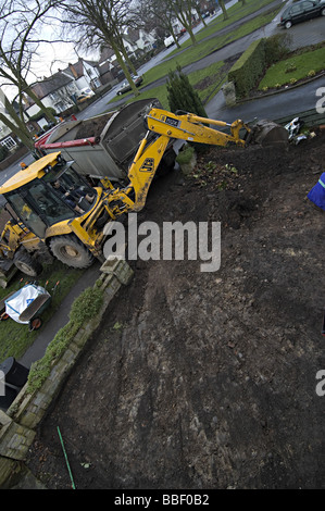 JCB Bagger Graben Auffahrt Auffahrt für Platten vorbereiten Stockfoto