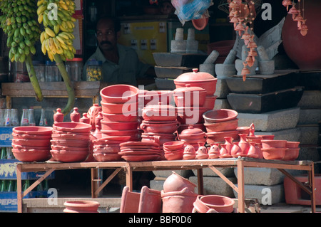 Terrakotta Keramik zum Verkauf bei Ausstellung des indischen Restaurants in Thiruvananthapuram Trivandrum Kerala Indien Stockfoto