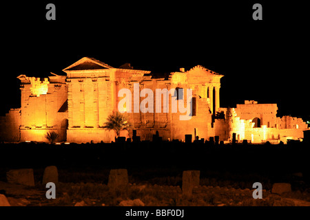 Das Grand Forum in Sbeitla, Tunesien bei Nacht Stockfoto