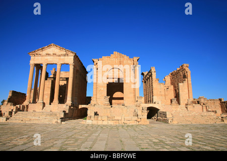 Der Tempel der Minerva, Jupiter und Juno auf dem großen Forum in Sbeitla, Tunesien Stockfoto