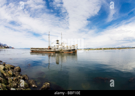 Gestrandeter Schlepper St Christopher im Hafen von Ushuaia im frühen Morgenlicht Tierra del Fuego Argentinien Südamerika Stockfoto