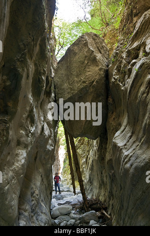 Wanderer in der Ridomo Schlucht. Im Taygetos Gebirge ...