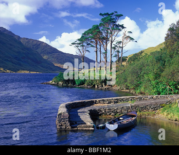 S Fischerboot auf Doo Lough befindet sich in Sheefrey Hills in County Mayo, Irland Stockfoto